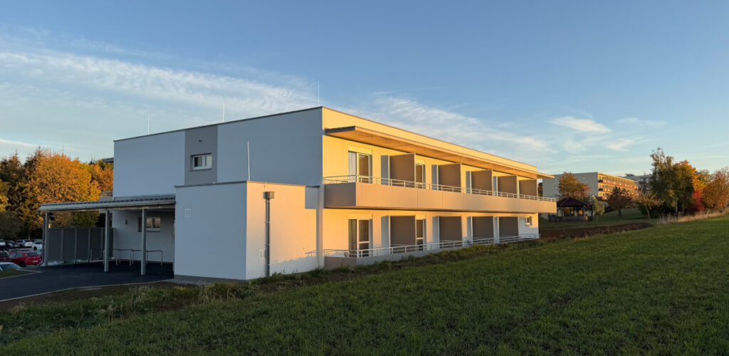 Das nach nur rund sieben Monaten Bauzeit in 2026 fertiggestellte Mitarbeiterwohnhaus des Lebens.Resort Ottenschlag. © Lebens.Resort Ottenschlag