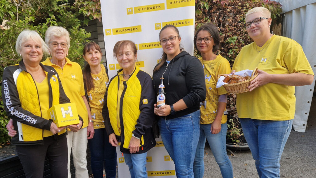 Mitarbeitende des Hilfswerk Ottenschlag beim Oktoberfest 2026 im Schlosskeller v.l.: Beate Grüner-Heidl, Erika Jakwerth, Elisabeth Fröstl, Obfrau Herta Zeinzinger, Viktoria Lagler, Jutta Sandler und Dunja Hohneder. © Dieter Holzer / NÖN