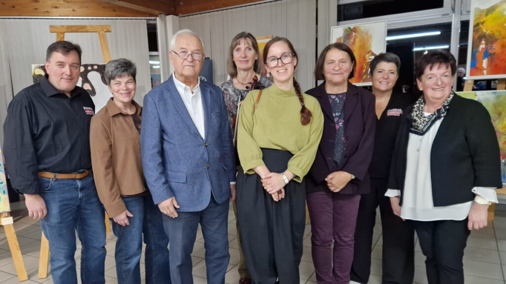 Zur Ausstellungseröffnung lud die Kulturinitiative Ottenschlag (KIO) in das Autohaus Meisner ein. Bis zum 21. November 2026 können nun die Werke von Karl Blümel und Agnes Kimeswenger-Kilyenfalvi in den hellen Räumlichkeiten vom Autohaus Meisner besichtigt werden.